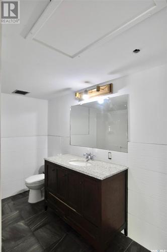 205 537 4Th Avenue N, Saskatoon, SK - Indoor Photo Showing Bathroom