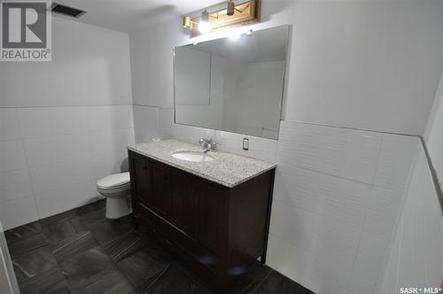 205 537 4Th Avenue N, Saskatoon, SK - Indoor Photo Showing Bathroom