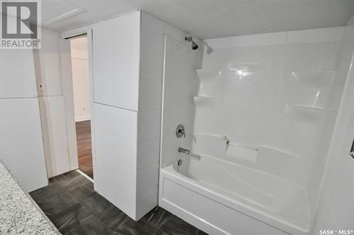 205 537 4Th Avenue N, Saskatoon, SK - Indoor Photo Showing Bathroom