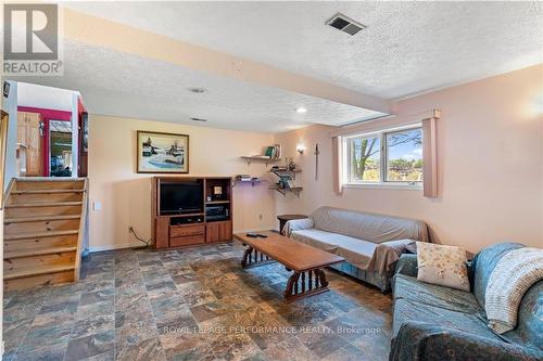 20474 Concession 8 Road, South Glengarry (724 - South Glengarry (Lancaster) Twp), ON - Indoor Photo Showing Living Room