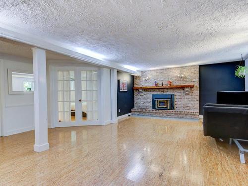 Salle familiale - 2048 Rue Montarville, Saint-Bruno-De-Montarville, QC - Indoor With Fireplace