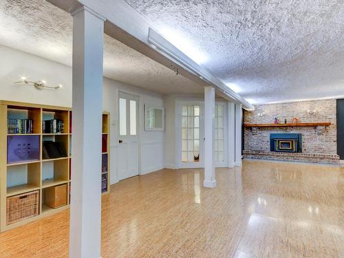 Salle familiale - 2048 Rue Montarville, Saint-Bruno-De-Montarville, QC - Indoor Photo Showing Other Room With Fireplace