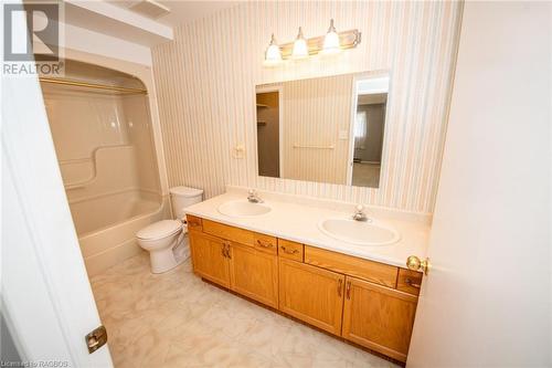 440 Durham Street W Unit# 302, Mount Forest, ON - Indoor Photo Showing Bathroom