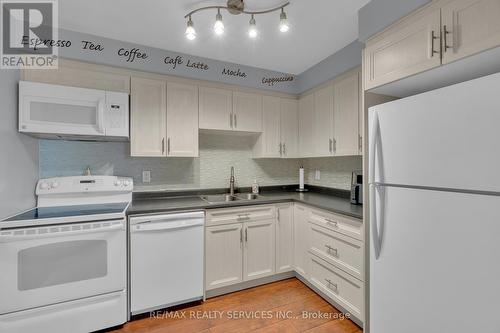 50 - 50 Carisbrooke Court, Brampton (Central Park), ON - Indoor Photo Showing Kitchen With Double Sink