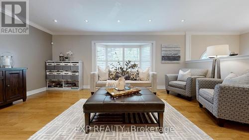 8 Amberglen Court, East Gwillimbury (Holland Landing), ON - Indoor Photo Showing Living Room