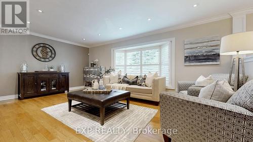 8 Amberglen Court, East Gwillimbury (Holland Landing), ON - Indoor Photo Showing Living Room