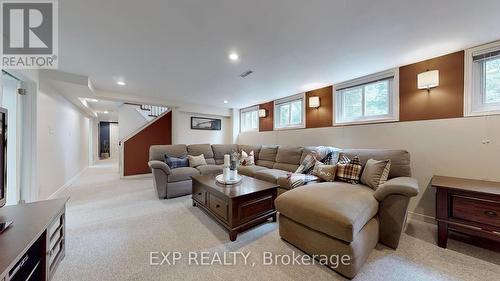 8 Amberglen Court, East Gwillimbury (Holland Landing), ON - Indoor Photo Showing Living Room