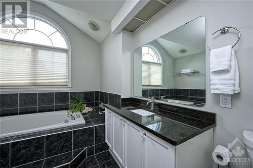 4318 Totem Drive, Ottawa, ON - Indoor Photo Showing Bathroom