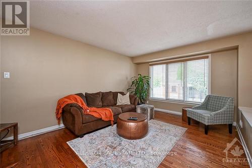 4318 Totem Drive, Ottawa, ON - Indoor Photo Showing Living Room