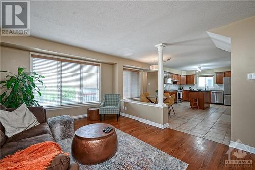 4318 Totem Drive, Ottawa, ON - Indoor Photo Showing Living Room