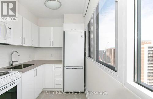 312 - 33 Isabella Street, Toronto (Church-Yonge Corridor), ON - Indoor Photo Showing Kitchen