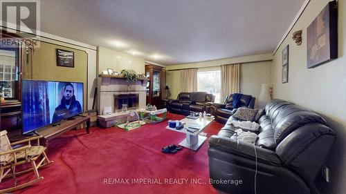 22 Ratcliff Road, Whitchurch-Stouffville, ON - Indoor Photo Showing Living Room With Fireplace