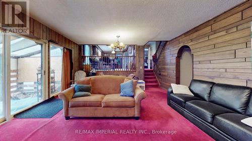 22 Ratcliff Road, Whitchurch-Stouffville, ON - Indoor Photo Showing Living Room