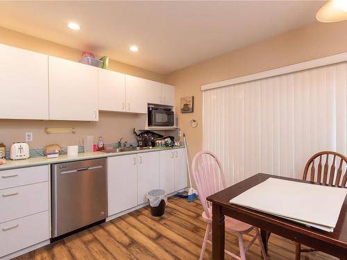 5166 Kaitlyns Way, Nanaimo, BC - Indoor Photo Showing Kitchen With Double Sink