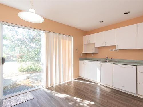 5166 Kaitlyns Way, Nanaimo, BC - Indoor Photo Showing Kitchen With Double Sink