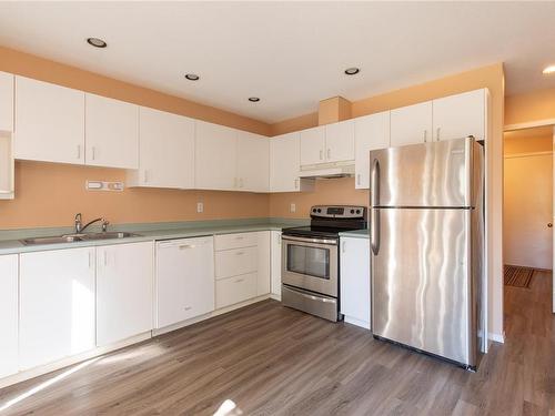 5166 Kaitlyns Way, Nanaimo, BC - Indoor Photo Showing Kitchen With Double Sink