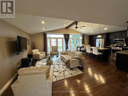 122 Fennah Road, Timiskaming Remote Area, ON - Indoor Photo Showing Living Room