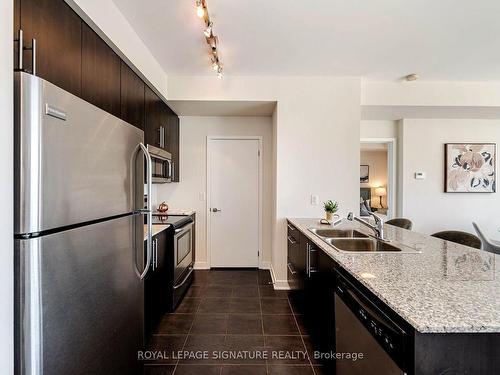 908-400 Wellington St W, Toronto, ON - Indoor Photo Showing Kitchen With Double Sink With Upgraded Kitchen