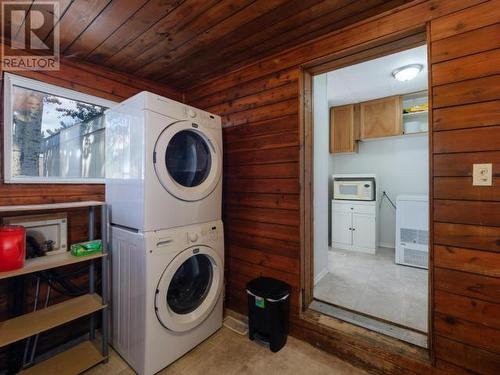 10-986 Range Road, Whitehorse, YT - Indoor Photo Showing Laundry Room