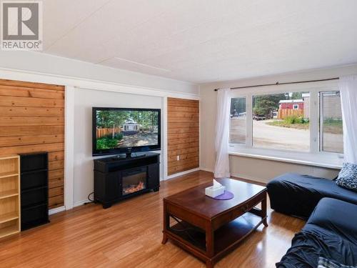 10-986 Range Road, Whitehorse, YT - Indoor Photo Showing Living Room With Fireplace