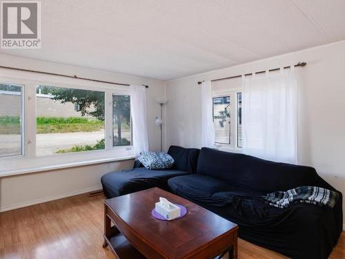 10-986 Range Road, Whitehorse, YT - Indoor Photo Showing Living Room