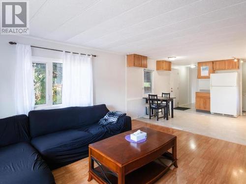 10-986 Range Road, Whitehorse, YT - Indoor Photo Showing Living Room