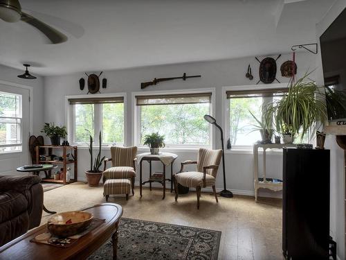 488 East Floral Beach Road, Thunder Bay, ON - Indoor Photo Showing Living Room