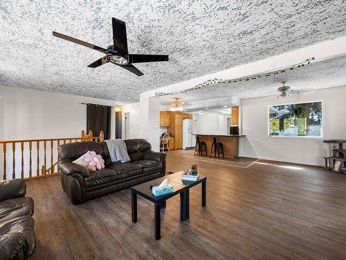 1128 Bentley Place, Kamloops, BC - Indoor Photo Showing Living Room