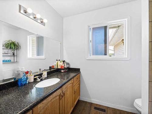 1128 Bentley Place, Kamloops, BC - Indoor Photo Showing Bathroom