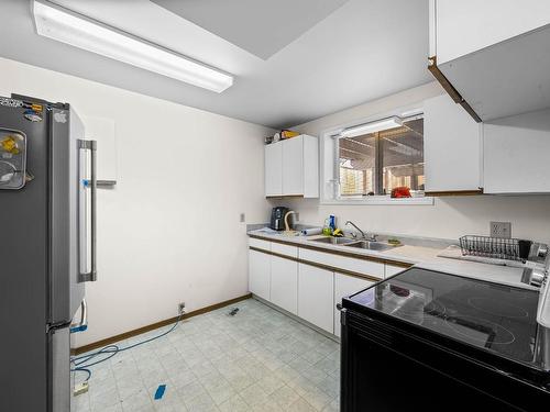 1128 Bentley Place, Kamloops, BC - Indoor Photo Showing Kitchen With Double Sink