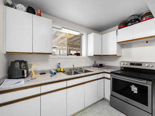 1128 Bentley Place, Kamloops, BC - Indoor Photo Showing Kitchen With Double Sink