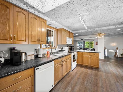 1128 Bentley Place, Kamloops, BC - Indoor Photo Showing Kitchen With Double Sink