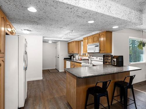 1128 Bentley Place, Kamloops, BC - Indoor Photo Showing Kitchen With Double Sink