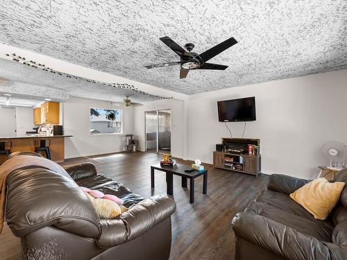 1128 Bentley Place, Kamloops, BC - Indoor Photo Showing Living Room