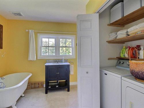 Bathroom - 112 Rue Main, Hatley - Municipalité, QC - Indoor Photo Showing Laundry Room