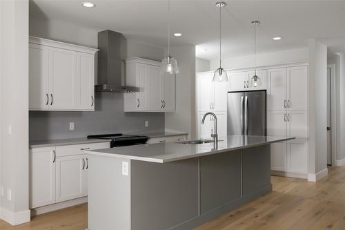 4651 Raymer Road, Kelowna, BC - Indoor Photo Showing Kitchen With Upgraded Kitchen