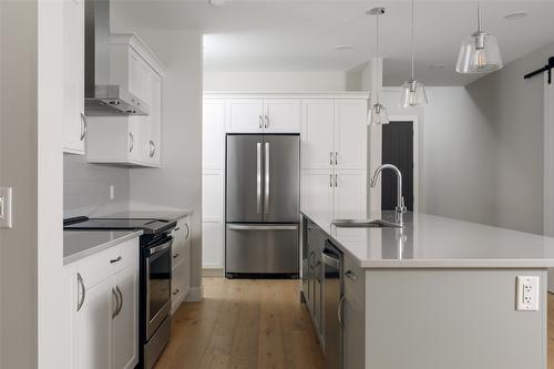 4651 Raymer Road, Kelowna, BC - Indoor Photo Showing Kitchen With Upgraded Kitchen