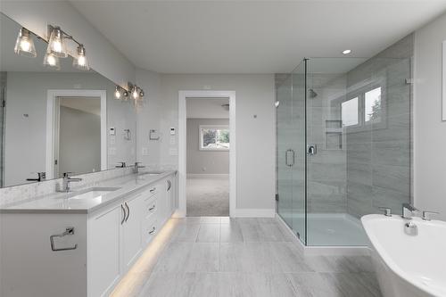 4651 Raymer Road, Kelowna, BC - Indoor Photo Showing Bathroom