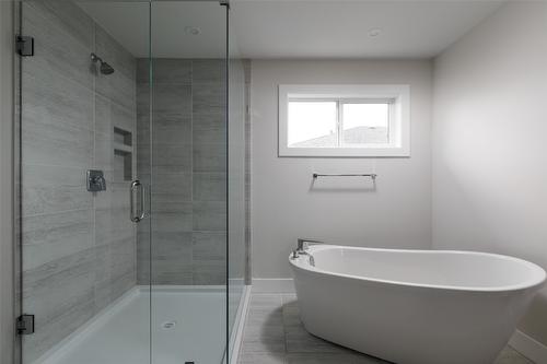 4651 Raymer Road, Kelowna, BC - Indoor Photo Showing Bathroom