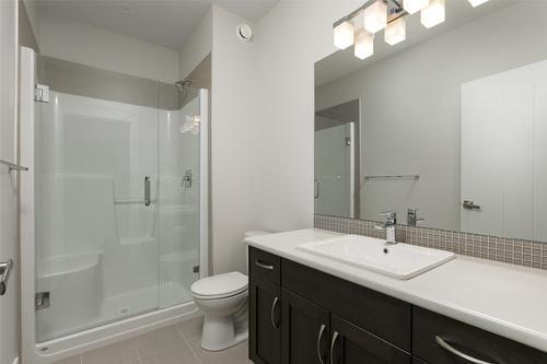 4651 Raymer Road, Kelowna, BC - Indoor Photo Showing Bathroom