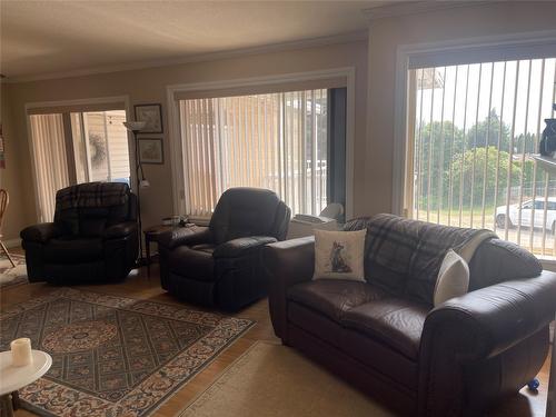 10-4404 Pleasant Valley Road, Vernon, BC - Indoor Photo Showing Living Room