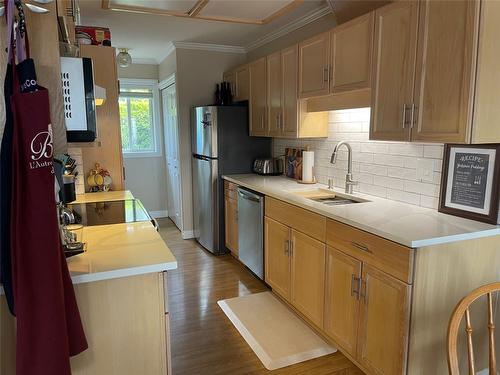 10-4404 Pleasant Valley Road, Vernon, BC - Indoor Photo Showing Kitchen