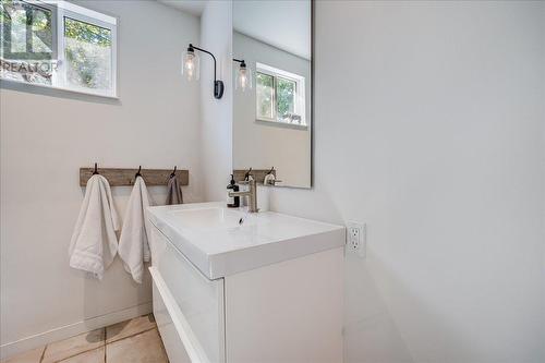 614 Josephine  Street, Nelson, BC - Indoor Photo Showing Bathroom