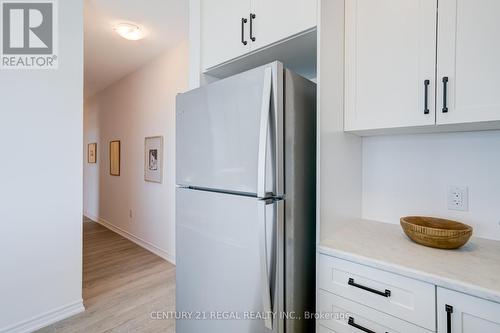 702 - 460 Dundas Street E, Hamilton (Waterdown), ON - Indoor Photo Showing Kitchen