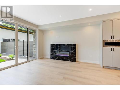 839 Lawson Avenue Unit# 4, Kelowna, BC - Indoor Photo Showing Living Room