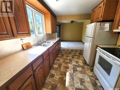 101 Belfast Street, North Portal, SK - Indoor Photo Showing Kitchen With Double Sink