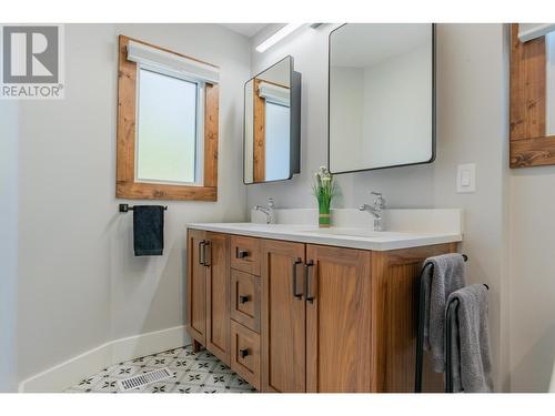 1101 Columbia  Avenue, Trail, BC - Indoor Photo Showing Bathroom