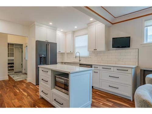 1101 Columbia Avenue, Trail, BC - Indoor Photo Showing Kitchen With Upgraded Kitchen