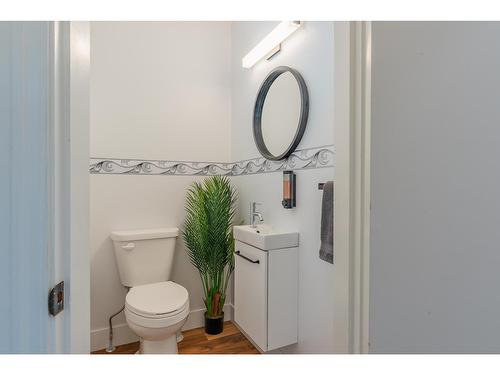 1101 Columbia Avenue, Trail, BC - Indoor Photo Showing Bathroom