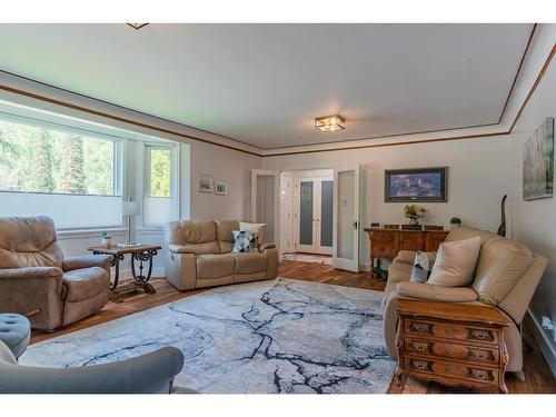 1101 Columbia Avenue, Trail, BC - Indoor Photo Showing Living Room